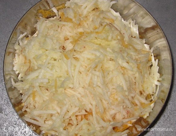 Яблоки натрите на крупной терке и добавьте к тыкве.