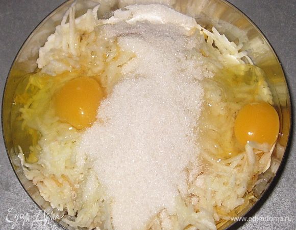 Добавьте сахар и яйца, перемешайте.