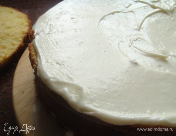 Промазать, собрать торт. Крем: смешать с ванильным сахаром и сахарной пудрой маскарпоне, слегка взбить, промазать коржи, охладить.
