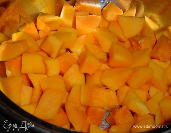 Тыкву очищаем от кожуры и семечек, нарезаем небольшими кусочками, складываем в кастрюлю, добавляем 4-5 ст.л. воды и тушим под крышкой на небольшом огне до того состояния, когда тыква станет мягкой.