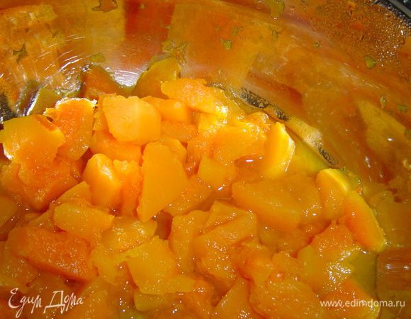 Затем даем тыкве немного остыть и измельчаем до состояния пюре с помощью блендера.