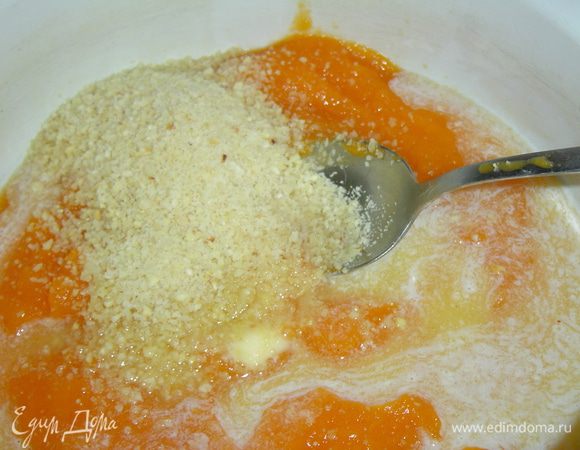 Миндаль измельчаем в крошку, пармезан натираем на мелкой терке. Половину миндаля и размягченного масла смешиваем с тыквой и перемешиваем.