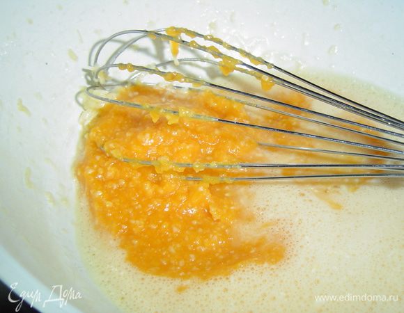 а затем постепенно добавляем тыквенное пюре, солим, перчим и аккуратно перемешиваем.