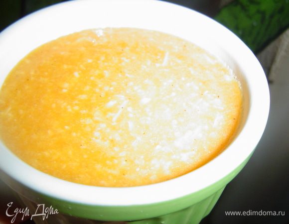 Формы смазываем маслом, наполняем их готовой смесью,