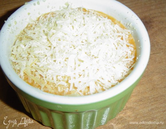  сверху посыпаем пармезаном и миндалем, в центр кладем немного сливочного масла.