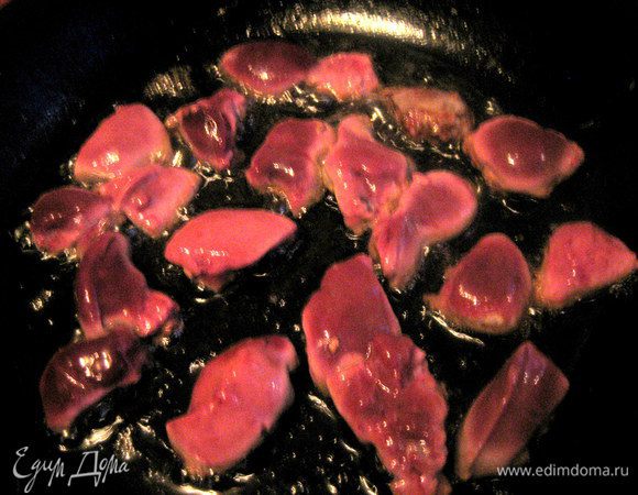 Промываем,обсушиваем и обжарим кусочками на растительном масле (мельчить мне не захотелось,пусть попадается на глаз!),поперчив,посолив...