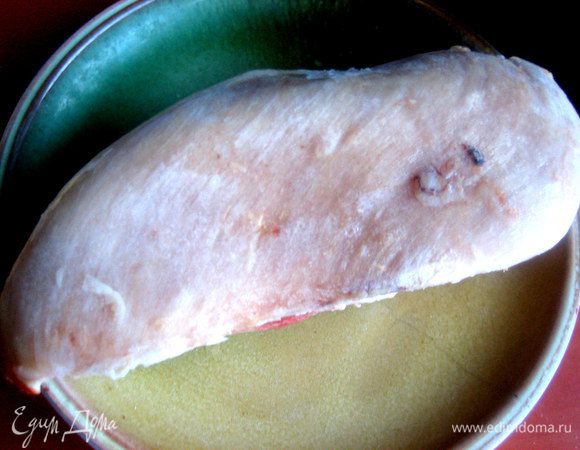 Грудка у меня осталась от курицы-гриль (как всегда!),но можно и сырую на сковороде с печенью обжарить.