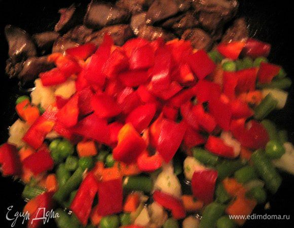 И высыпаем к овощам,которые тушатся-размораживаются на сковороде.