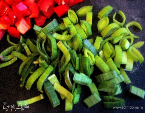 Лук порей нарежем колечками...