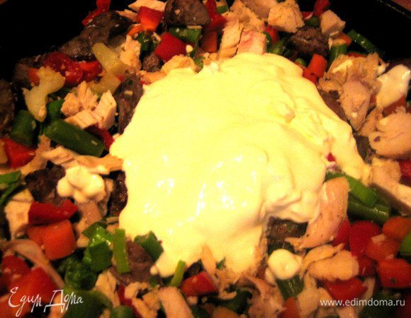 Добавим сметану прямо в сковороду...