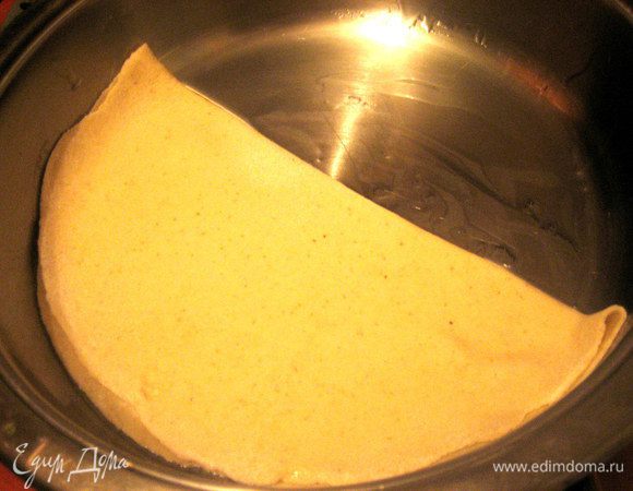 Начинаем собирать лазанью...Смазываем форму (у меня цептеровская сковорода с толстым дном) и переносим в неё первый блинчик из теста.