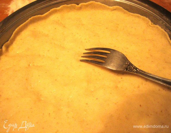 Четвёртый завершающий блинчик из теста не покрываем начинкой,а накалываем вилкой.