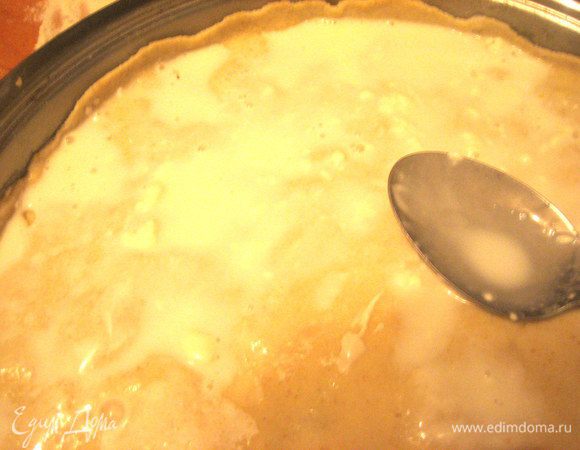 Сверху зальём немного сметаной с водой или бульоном,чтобы тесто пропеклось.