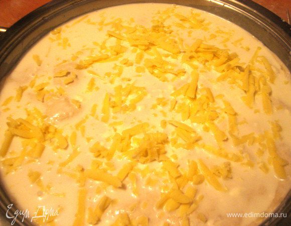 Сыр лучше чуть попозже насыпать,но можно чуть-чуть и сейчас.