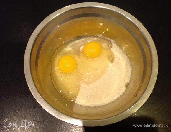 Прежде всего включаем духовку на 180 градусов.
Сахар смешиваем с яйцами.