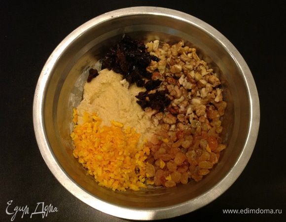 Высыпаем грецкие орешки, изюм, цедру, чернослив (если любите), и по желанию другие сухофрукты.