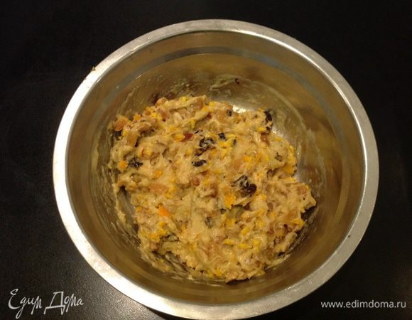 Все перемешиваем, тесто получается очень густое и липкое.