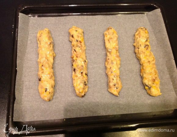 Противень застилаем пергаменом или посыпаем мукой. 
Делим тесто на 4 части и мокрыми руками лепим 4 колбаски. 
Кладём в духовку на 30 мин. 
Выпекаем при темперауре 170-180 градусов.