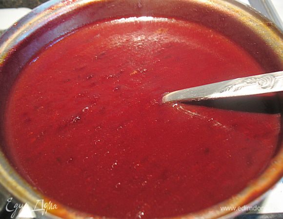 Блендером превратить ее в пюре. Распустить желатин в воде, прогреть его и ввести в сливовое пюре. Хорошо перемешать и поставить в холодильник до начала загустния. 