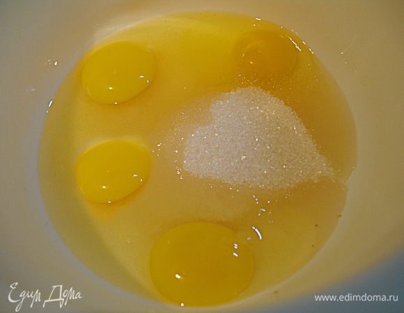 Пока крем остывает займемся бисквитом. Взбить яйца с сахаром до густой пены. 