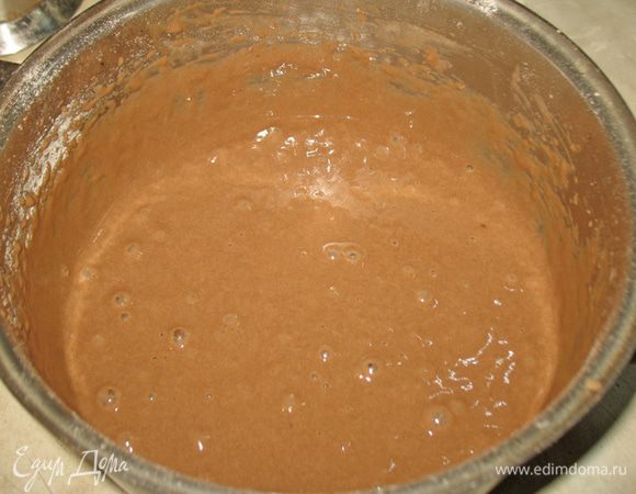 Муку с какао добавить к взбитым яйцам с сахаром. Все аккуратно перемешать