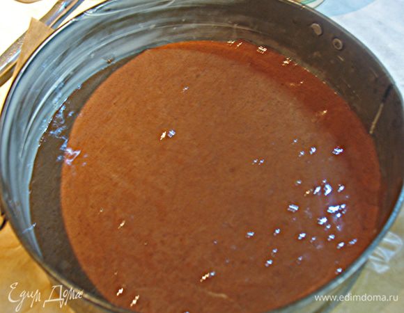 Дно формы выстелить пергаментом и смазать сливочным маслом. Вылить тесто в форму. Выпекать в разогретой до 180 градусов духовке 20 минут. Корж охладить и разрезать на 2 части. 