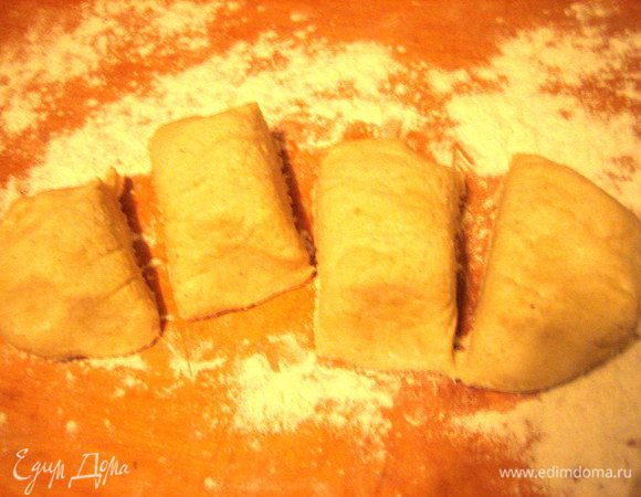 Готовое тесто делим на 4 части.