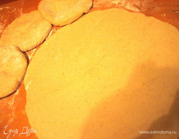 И раскатываем очень лёгкое в раскатке,эластичное тесто соответственно Вашей форме...Я делала под форму 25 см в диаметре.