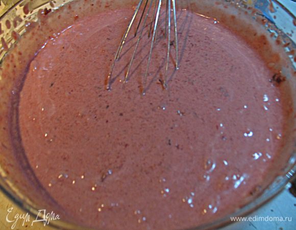 Добавить  слегка загустевшим сливовое пюре.  Продолжить  взбивать добавит сахарную пудру, ее количество зависит от сладости слив. Крем баварезе готов. 