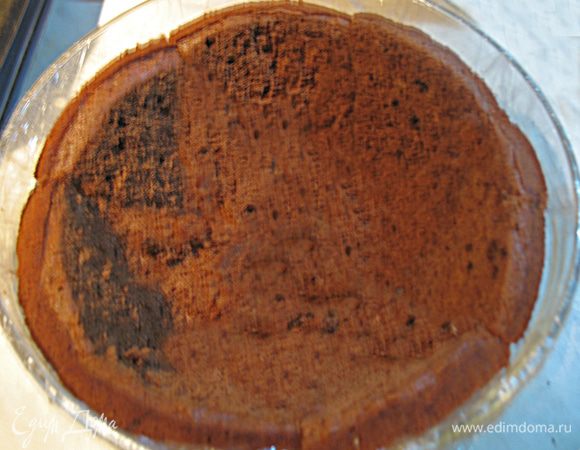 Собираем торт. Круглую салатницу выстелить пленкой. Из бисквита вырезать дно по размеру формы и треугольники, Форму выложить бисквитными треугольниками, плотно прижимать их друг к другу, заполнить щели.  Сварить сахарный сироп и пропитать ним бисквитную форму.
