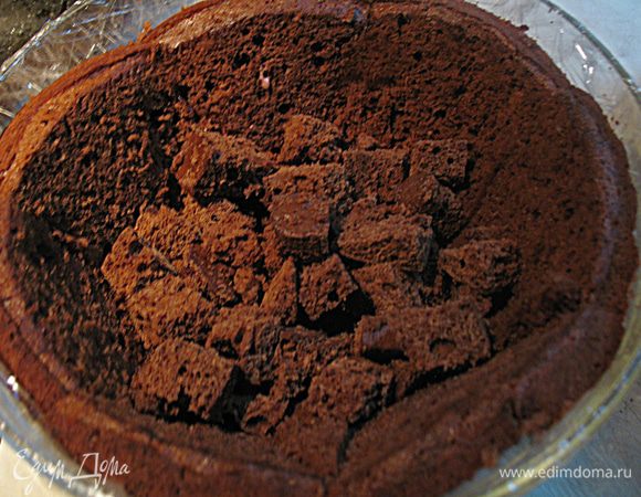 Оставшиеся кусочки бисквита (если они есть) нарезать небольшие кусочки.
Кладем их в подготовленную бисквитную форму. 