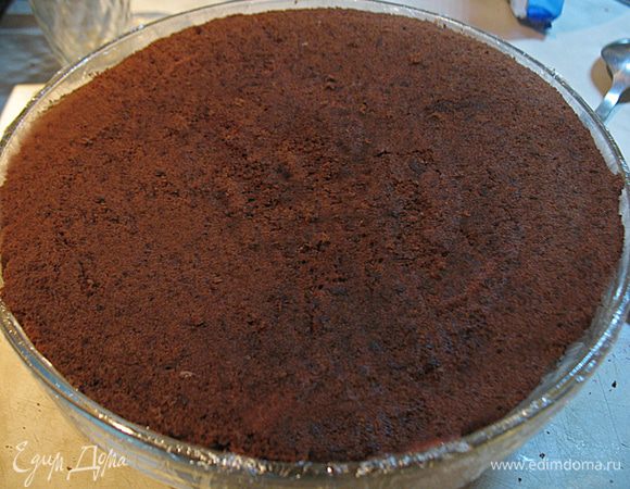 Залить кремом, разровнять и закрыть донышком. Поставить в холодильник на ночь.