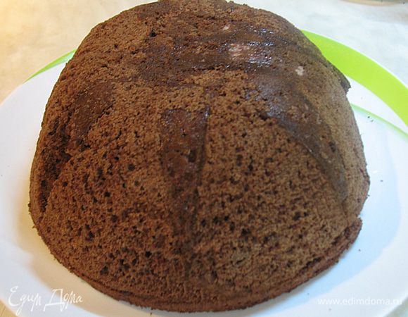 Остывший торт перевернуть на блюдо. 