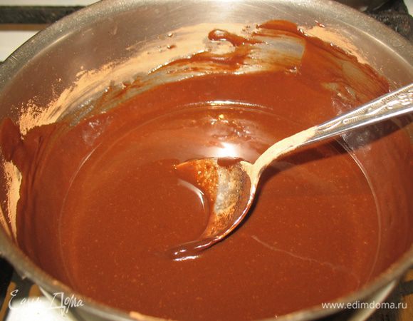 Для глазури прогреть воду, сахар, какао, масло и коньяк до получения однородной массы.