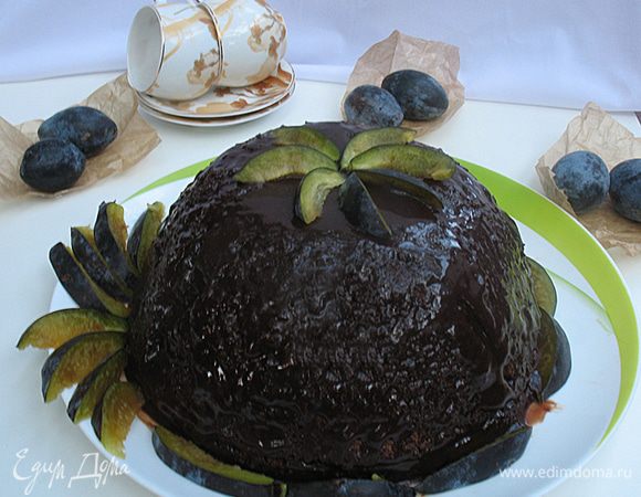 Покрыть глазурью торт и украсить по желанию.