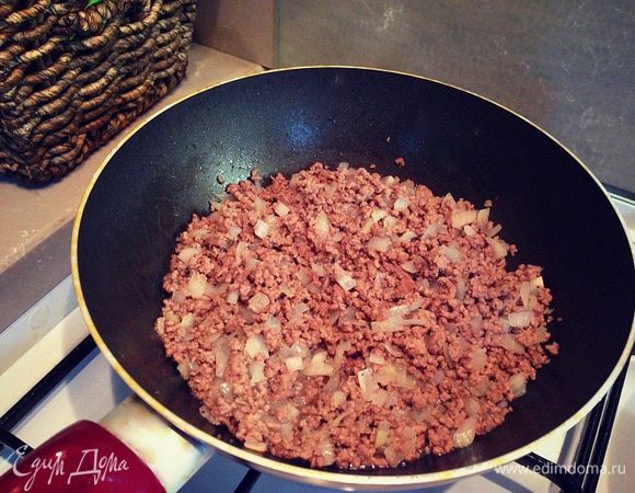 В глубокой сковороде потушим фарш с луком чесноком и специями до полной готовности...