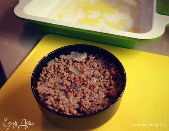 Для того что бы придать нужную форму нашей лазанье возьмем небольшую пиалу и уложим в нее плотно фарш....