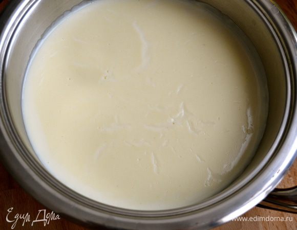 Первым делом приготовить соус бешамель. Для этого в кастрюле с тяжелым дном (кастрюлю взять побольше, т.к. мы будем варить 1,5 л бешамель!!!) растопить сливочное масло, затем добавить муку и перемешать... Постепенно влить теплое молоко, постоянно энергично размешивая, чтобы не было комочков. Варить, пока соус на загустеет, не переставая мешать. Посолить, поперчить и добавить мускатный орех. Соус готов! 