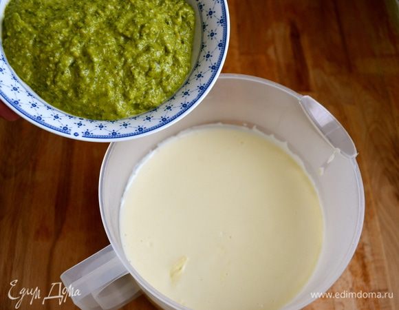 В миску перелить 1 л от полученного соуса бешамель. Добавить к нему готовый песто. (я не стала "утяжелять" этот рецепт описанием  приготовления песто в домашних условиях, (хотя это совсем не сложно!), побоявшись, что рецепт станет ну очень длинным... Если кто-нибудь заинтересуется, могу дать рецепт! А можно просто купить готовый - хороший! - соус песто)   