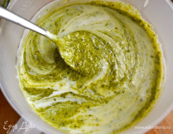 Как следует размешать полученный первый вид крема (с песто) для нашей лазаньи.