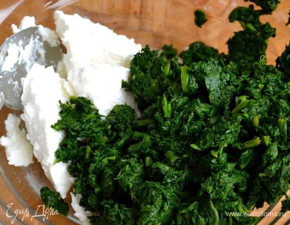В достаточно большой миске (соуса получится много!) смешать рикотту с измельченным шпинатом.