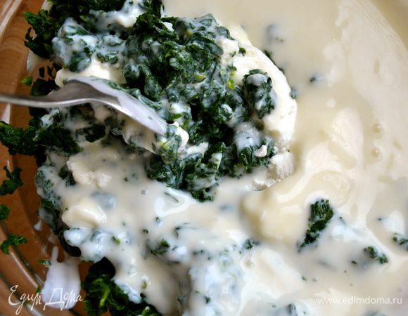 Добавить оставшийся соус бешамель (0,5 л) и как следует перемешать.