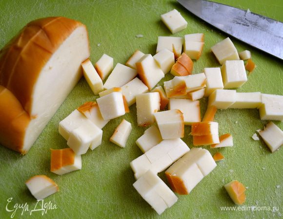 Копченый сыр нарезать мелкими кубиками. 