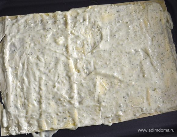 Теперь включаем духовку на 180 С и приступаем к сбору лазаньи. Использовать лучше всего прямоугольную форму с высокими бортиками. Итак, сбрызгиваем дно формы немного оливковым маслом. Кладем пару ложек соуса с песто, распределяем по дну формы. Кладем два листа лазаньи. Я использую свежую пасту, если найти такую Вам не представляется возможным, можно использовать и сухие листы для лазаньи. Смазываем слой лазаньи кремом с песто. 