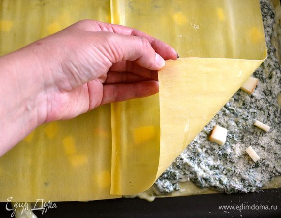 Далее продолжаем выкладывать слои лазаньи таким же образом, пока не используем все продукты. Слой листьев лазаньи, крем с песто, крем со шпинатом и рикоттой, тертый пармезан и кубики копченного сыра...  