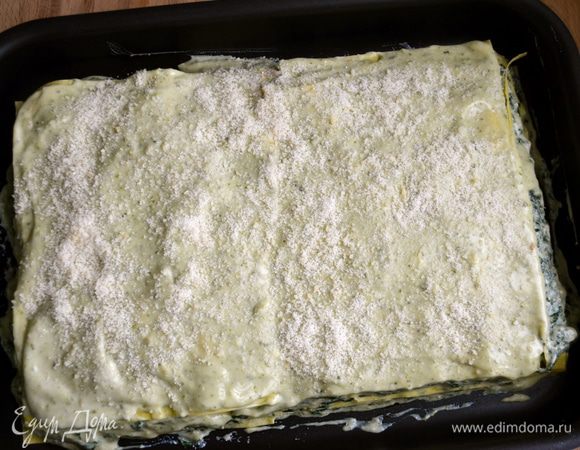 Последний верхний слой лазаньи смазываем только кремом с песто и присыпаем сверху обильно оставшимся тертым сыром. Ставим запекаться в духовку на 30 минут, до золотистой корочки. В любом случае, следите за Вашей лазаньей исходя из особенностей Вашей духовки.  