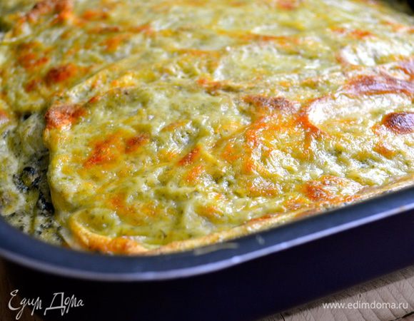 Готовую лазанью достать из духовки. Дать немного постоять и подавать еще горячей, слегка сбрызнув оливковым маслом и присыпав еще тертым пармезаном!!!