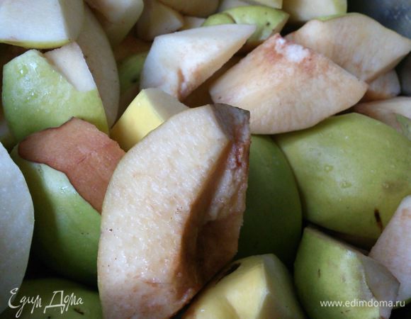 Айву хорошо вымыть щеточкой.Нарезать на четыре части и вырезать сердцевину. Сложить в кастрюлю и залить водой.