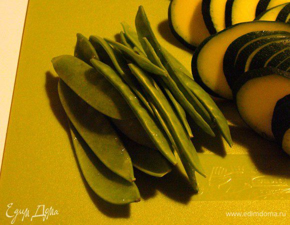 Горошек просто моем. Он и так плоский. Его резать не надо.