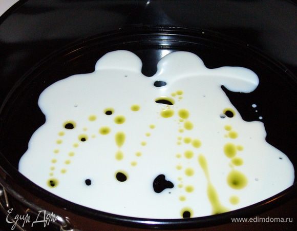 На дно формы для запекания вливаем немного соевого молока и часть оливкового масла.